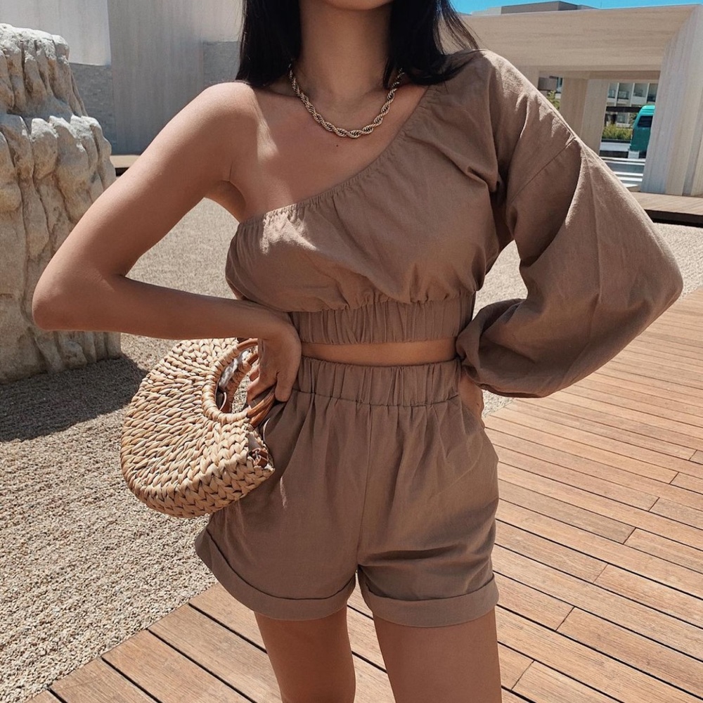 Shop luna b: linen set - Picture 1 of 3
